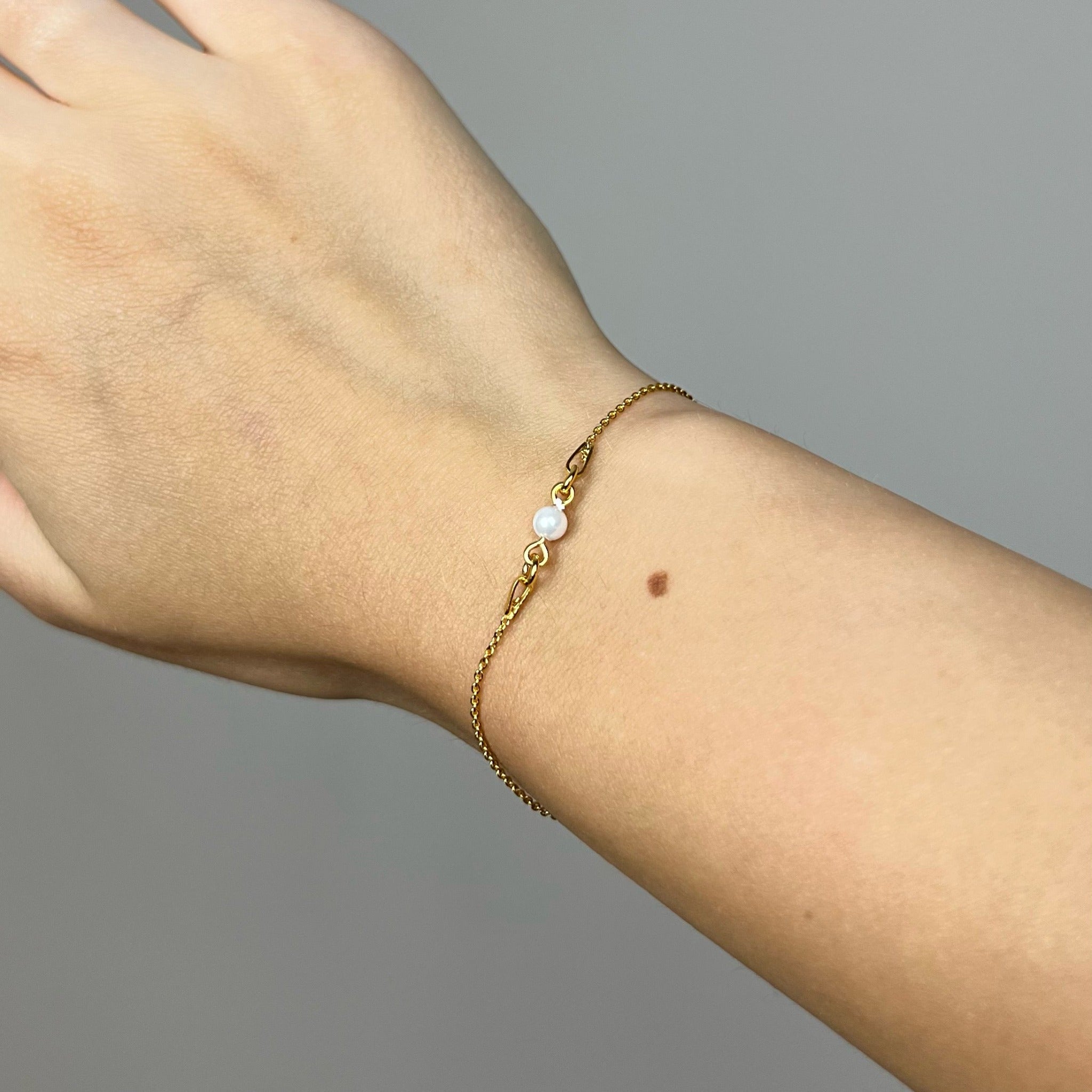 Minimalistyczna złota bransoletka z białą perłą naturalną