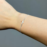 Minimalistyczna srebrna bransoletka z białą perłą naturalną