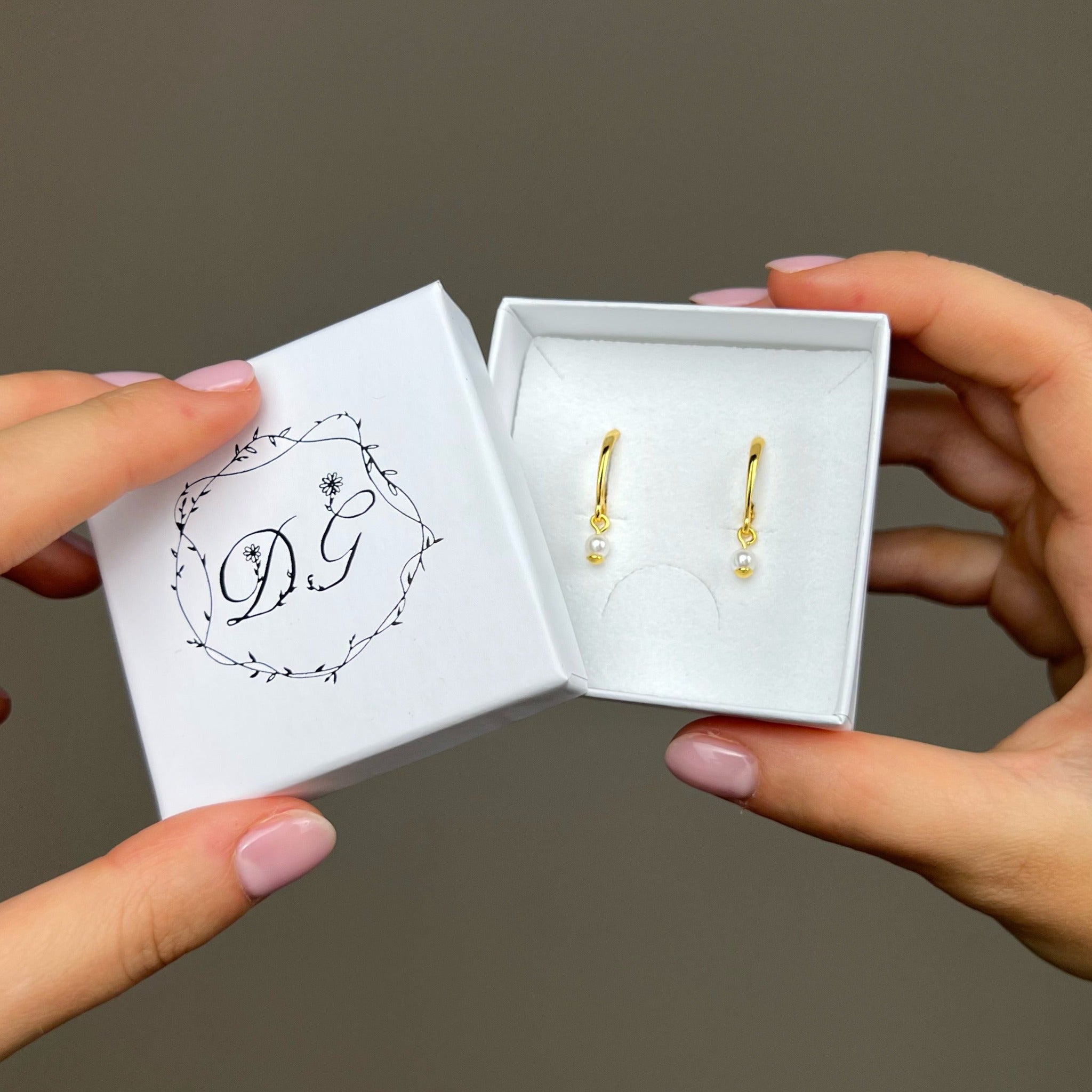 Złote kolczyki wiszące z perłą naturalną w ozdobnym pudełku. Zrobione ze srebra próby 925 pokrytego 24k złotem