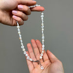 Srebrny naszyjnik z perłami naturalnymi i plecionymi kwiatkami w kształcie stokrotek