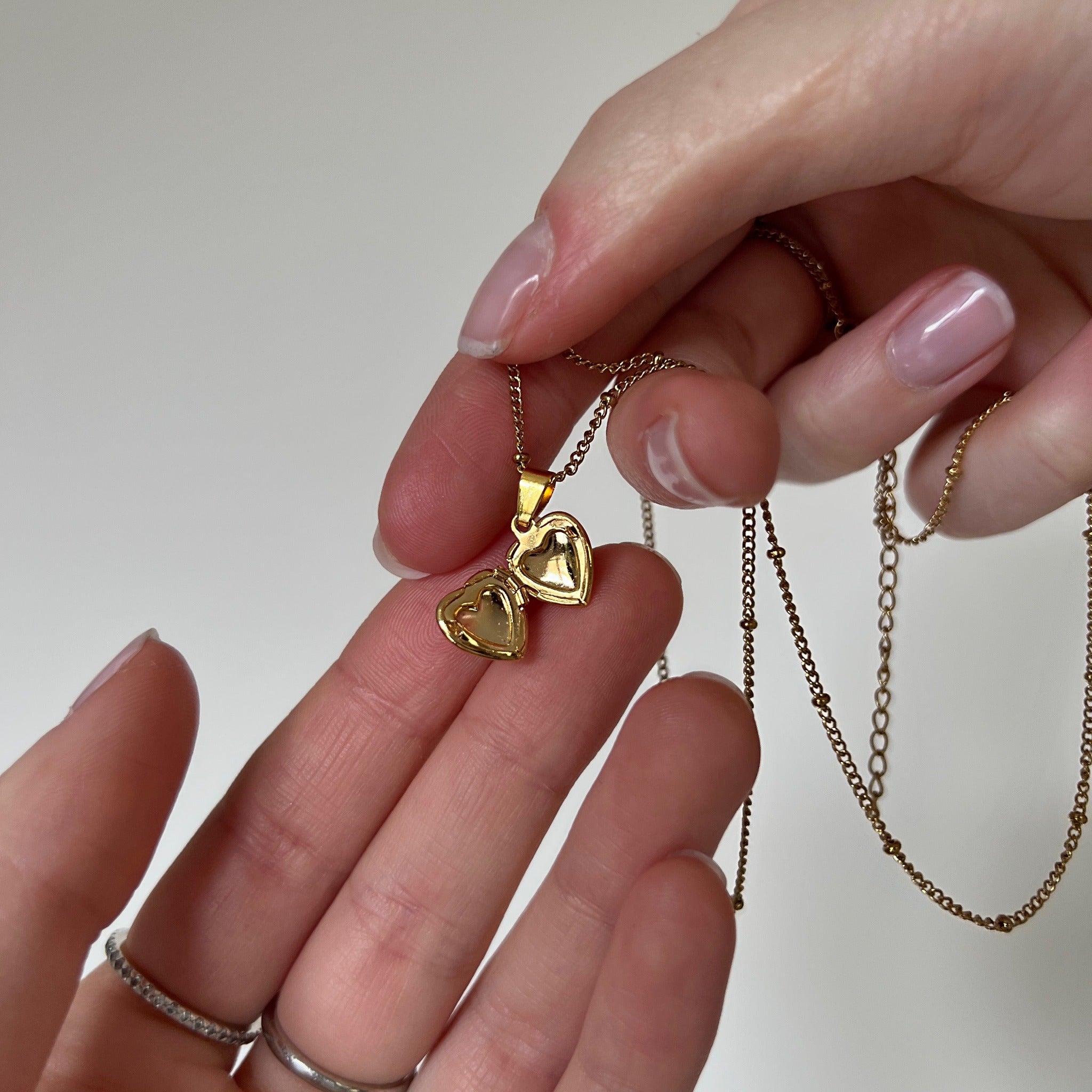 Naszyjnik heart locket z zawieszką otwieranym sercem w wersji złotej