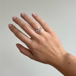 Minimalistyczny regulowany pierścionek fala z nieregularnym wzorem. Zrobiony ze srebra próby 925